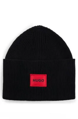 Gorro de punto acanalado con etiqueta roja con logo