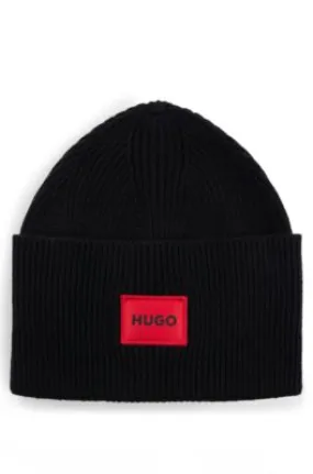 Gorro de punto acanalado con etiqueta roja con logo